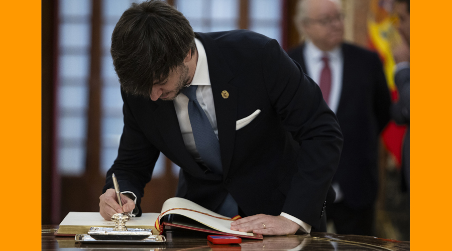 El síndic signant al llibre d'honor del Congreso de los Diputados (Consell General)