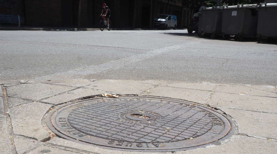 Una boca d'accés a la xarxa de clavegueram de la Seu d'Urgell, a l'avinguda del Salòria (RàdioSeu)