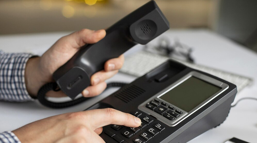 Una persona prestant atenció telefònica