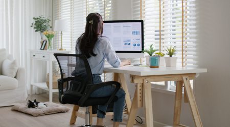 Una dona fent teletreball