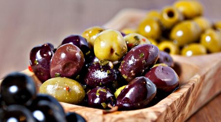 Un saborós assortiment d'olives