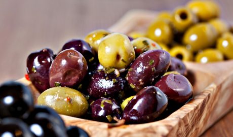 Un saborós assortiment d'olives