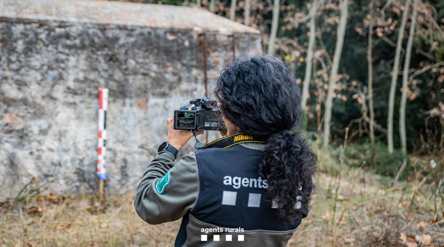 Agent Rural documentant un element patrimonial (Govern.cat)