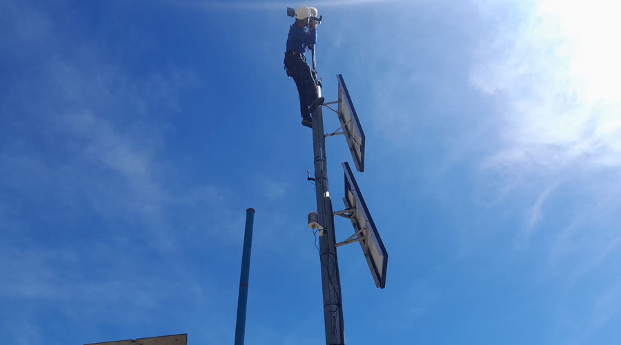 Un tècnic de FEDA treballant en una de les dues estacions meteorològiques recuperades (FEDA)
