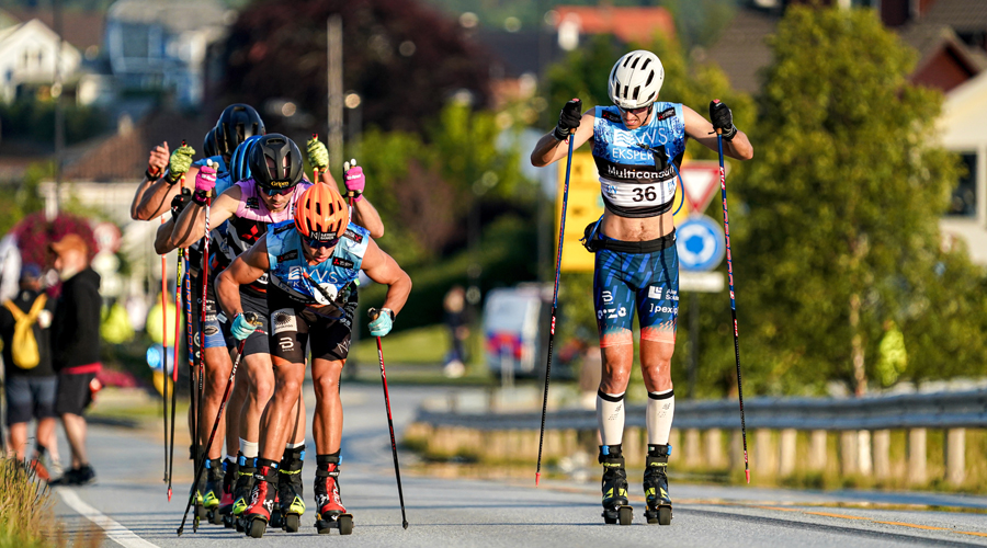Al centre de la imatge, Irineu Esteve, competint en rollerski (Nordnes / Nordic Focus)