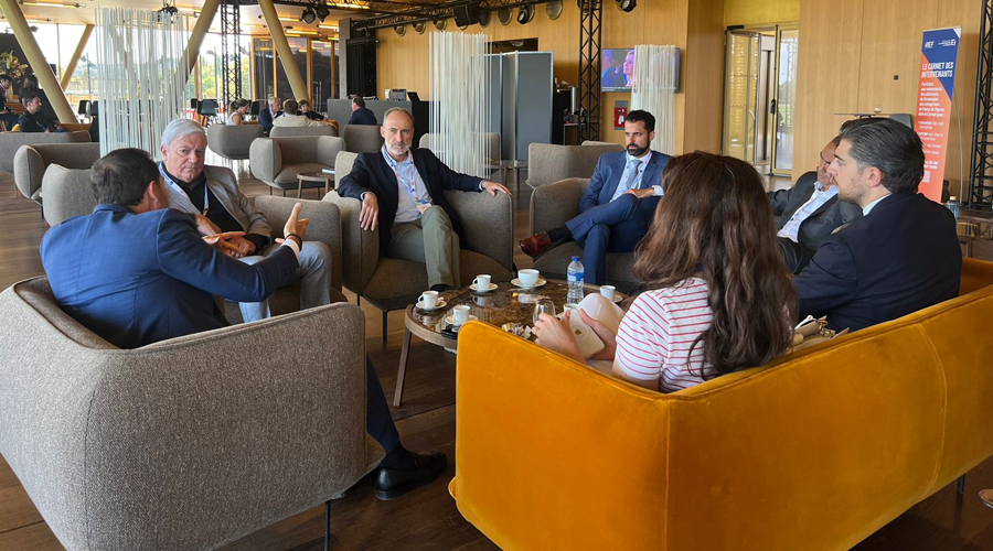 Segon per l'esquerra -de cara-, el president de la CEA, Gerard Cadena (CEA)