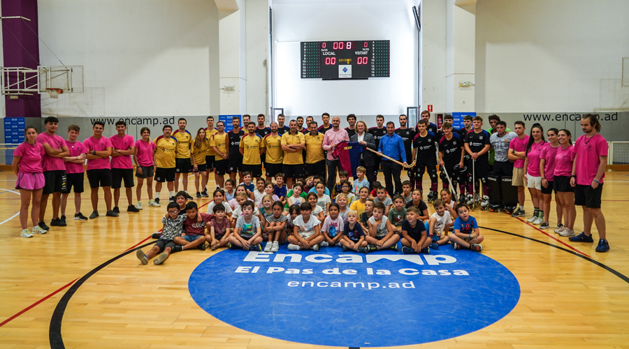 El Barça d'hoquei patins amb el jovent i autoritats d'Encamp (Comú)