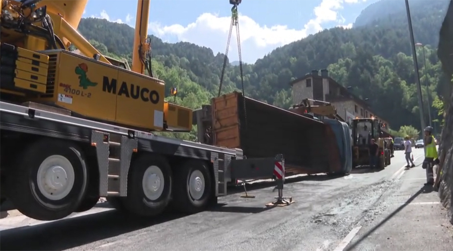 El camió bolcat als Cortals d'Encamp (ATV)