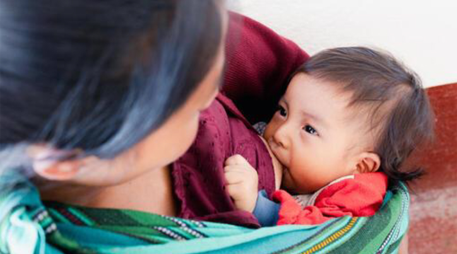 Una dona alletant al seu fill (UNICEF)