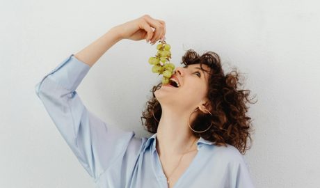 Una dona menjant raïm