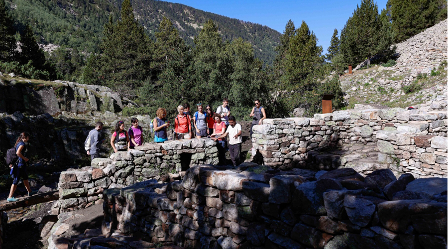 Les autoritats visitant els treballs a la Farga del Madriu (SFGA)