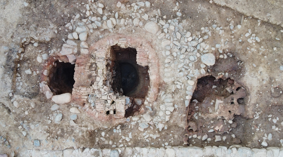 Un dels dos forns terrissaires descobert al jaciment del pati de les Monges de la Seu (Aj. la Seu)