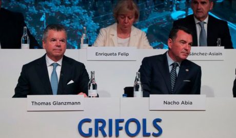 El president executiu de Grifols, Thomas Glanzmann; i el conseller delegat, Nacho Abia, durant la junta general d'accionistes de 2024