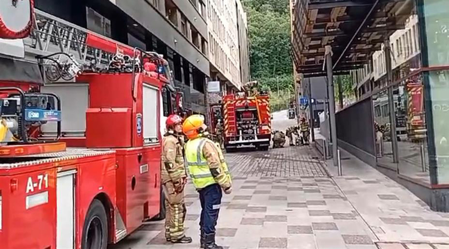 Bombers en les tasques d'extinció de l'incendi
