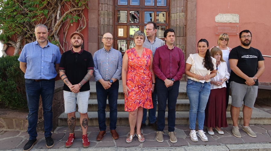 Les autoritats urgellenques davant la porta de l'Ajuntament en el minut de silenci (Aj. la Seu)