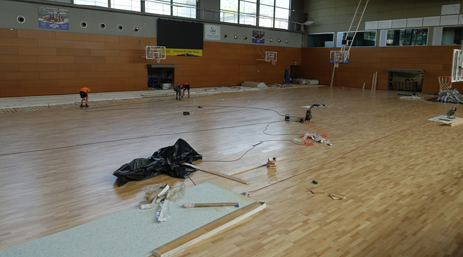 Instal·lació del nou parquet al Palau d'Esports de la Seu (Aj. la Seu)