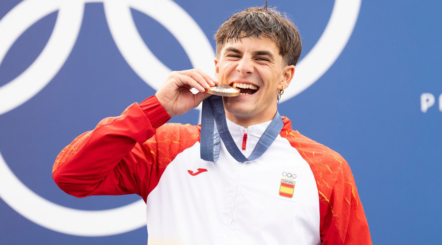 Pau Echaniz, amb la medalla de bronze de caiac, al podi de la competició de canoa eslàlom de París 2024 (Foto: RFEP)