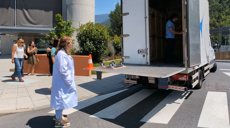 Les pintures murals a punt de ser descarregades del camió (ATV)