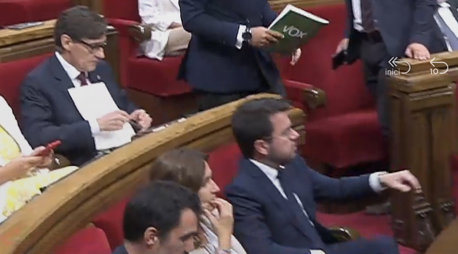 A l'esquerra, Salvador Illa i, al centre, Pere Aragonès (TV3)