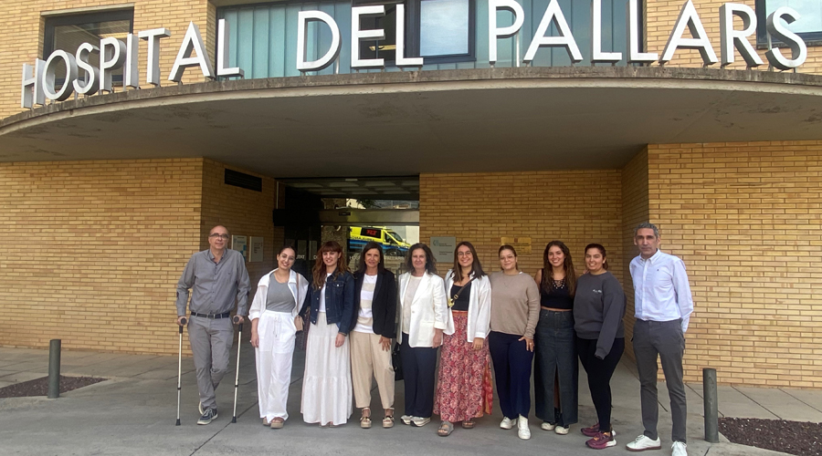 Autoritats i estudiants a la porta d'accés a l'Hospital del Pallars (Govern.cat)