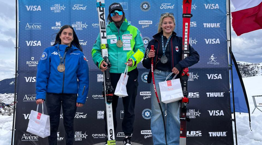 Caminal, amb la britànica Gorringe i la xilena Pinilla, en la seva victòria en un dels supergegants. Foto: FAE