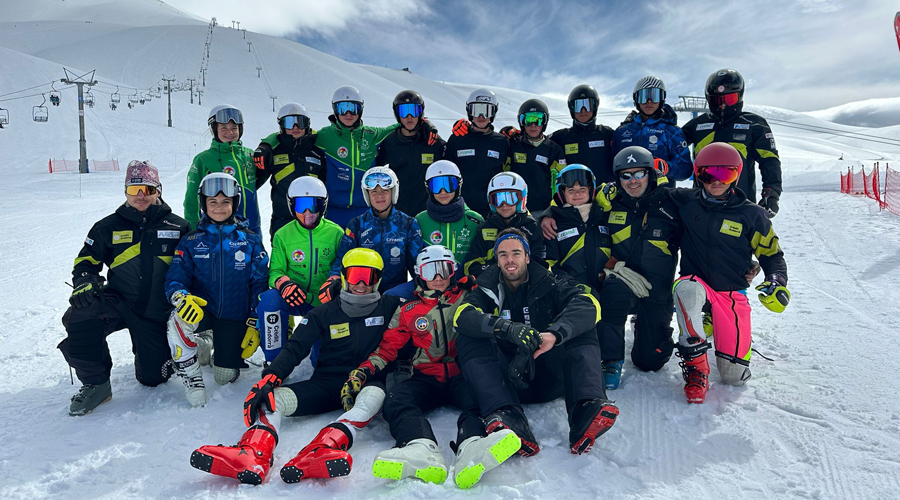 Tècnics i esquiadors del grup U16 de l'EEBE a Corralco, Xile (FAE)