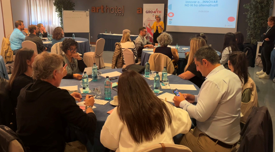 Al fons, Judit Hidalgo, adreçant-se als representants de les empreses seleccionades (Andorra Business)