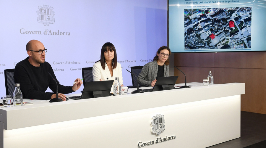 Al centre, la ministra Mònica Bonell, durant la roda de premsa