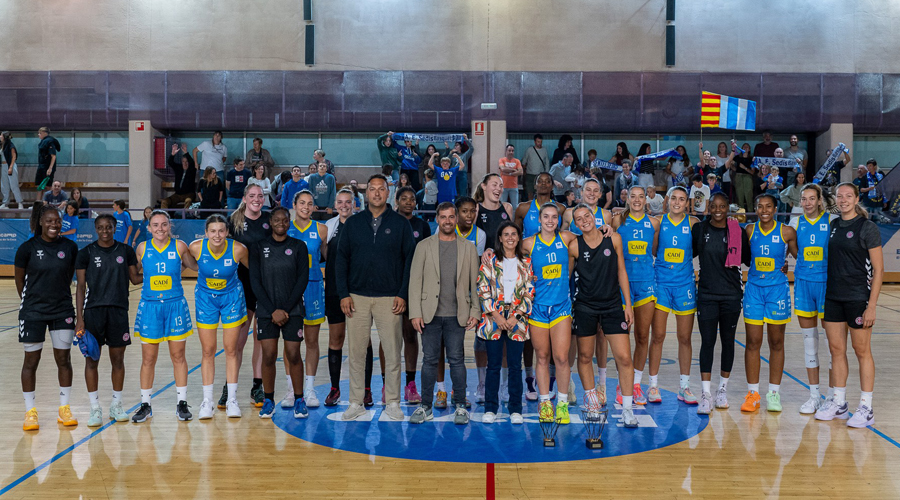 Foto de família amb les autoritats encampadanes i els equips del Cadí La Seu i el Toulouse (Comú d'Encamp)