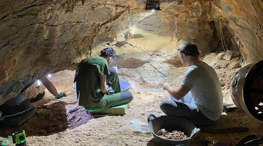 Un instant de la darrera campanya d'excavacions a la Cova dels Tritons de Senterada (Foto: IPHES-CERCA)