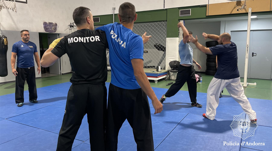 Els agents en el curs intensiu de defensa personal (Policia d'Andorra)