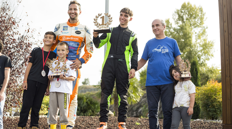 Edgar Montellà, a l'esquerra, en el segon calaix del podi (eme2media)