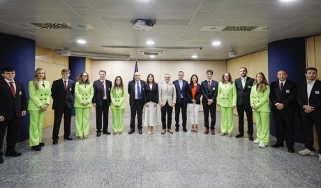Les autoritats amb els representants d'Andorra a la 45a edició de les Olimpíades d’Escacs