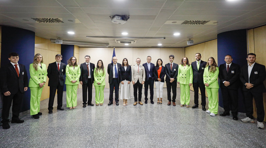 Les autoritats amb els representants d'Andorra a la 45a edició de les Olimpíades d’Escacs (SFGA)