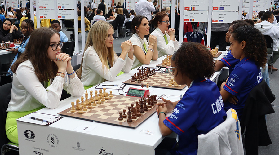 L'equip femení d'escacs en la disputa de la segona ronda (FEVA)