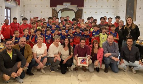 Foto de família amb autoritats i directius, tècnics i jugadors de l'Escola de Futbol Orgèl·lia