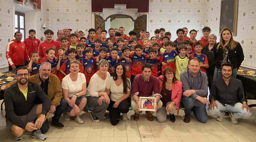 Foto de família amb autoritats i directius, tècnics i jugadors de l'Escola de Futbol Orgèl·lia (Aj. la Seu)