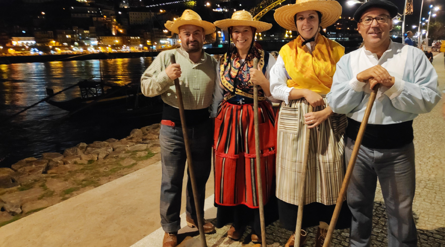 Membres del Grup de Folklore Casa de Portugal amb els vestits tradicionals (cedida)