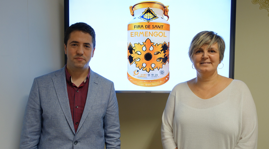 Joan Barrera i Gemma Tó amb la lletera de la fira al fons (Aj. la Seu)