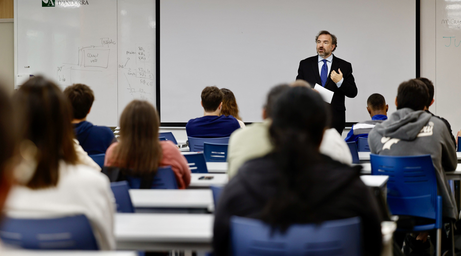 El rector, Juli Minoves, donant la benvinguda als estudiants (UdA)