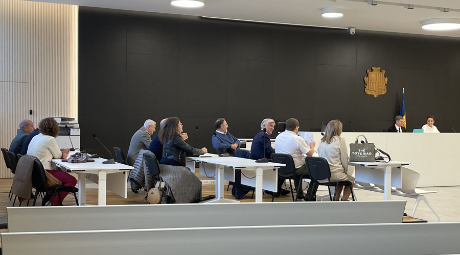 Imatge del moment en què s'ha comunicat la providència a les parts intervinents, aquest migdia (CSJ)