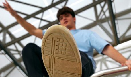 Un noi practicant parkour