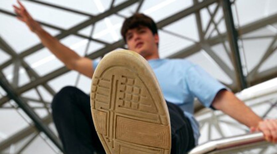 Un noi practicant parkour (Freepik)