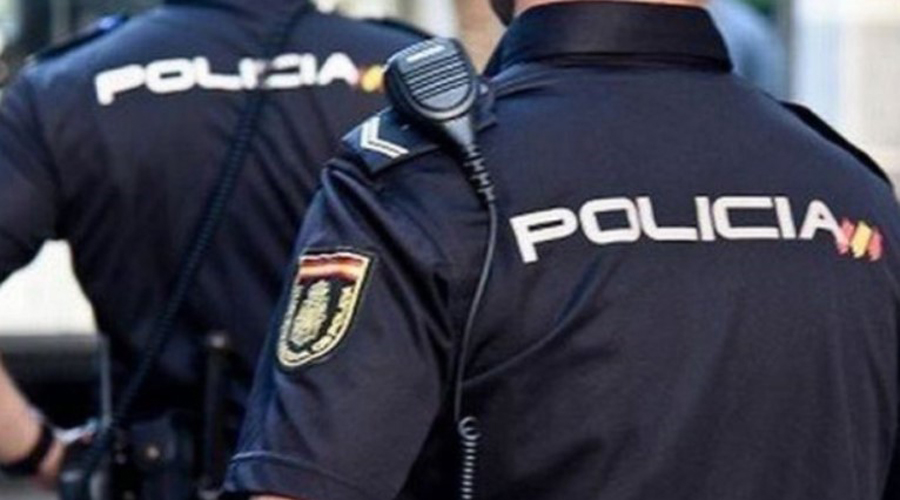 Dos agents de la Policia Nacional espanyola