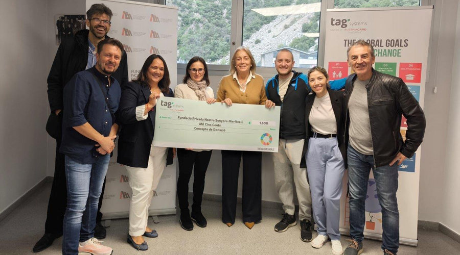 Lliurament del xec a la fundació per part de Tag Systems (FPNSM)