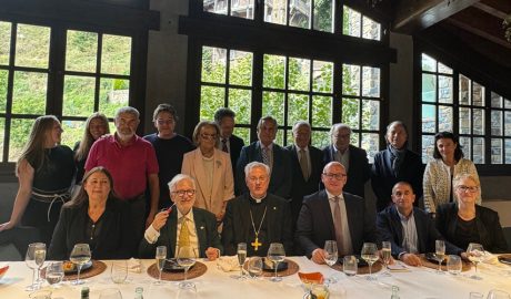Al centre de la imatge, el copríncep episcopal, amb els cònsols honoraris a Andorra