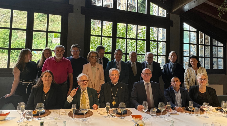 Al centre de la imatge, el copríncep episcopal, amb els cònsols honoraris a Andorra (Bisbat d'Urgell)