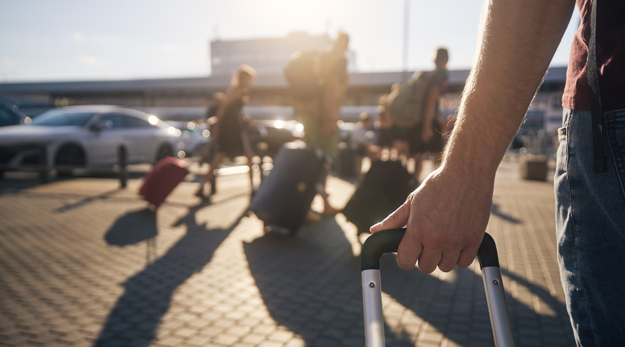 Uns turistes proveïts amb les seves maletes (Getty images)