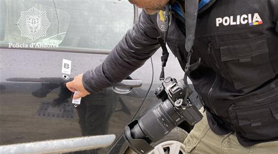 Un agent de la Policia durant la formació en balística (Policia d'Andorra)