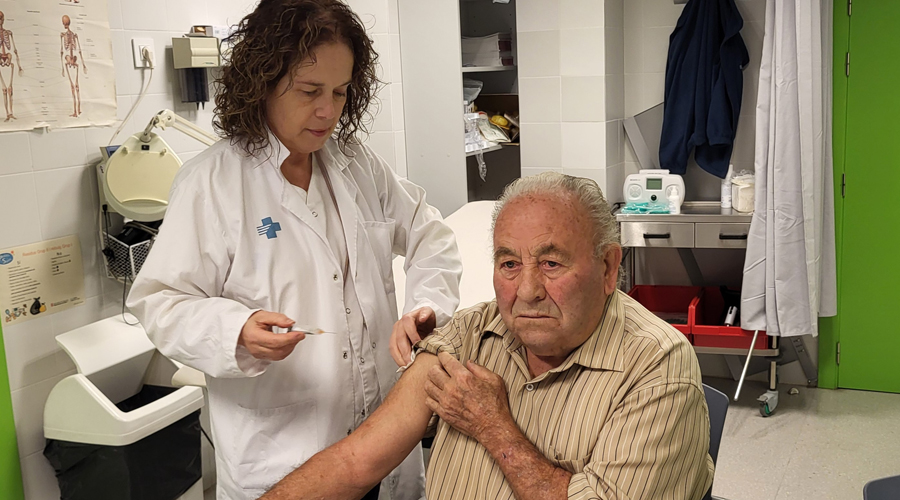 Una persona sent vacunada a Tremp